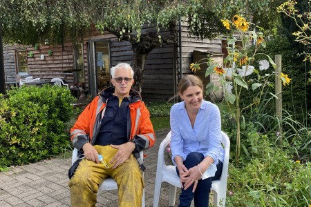 Hilde Dieussaert en Serge Eveling in de tuin van Villa ’t Veldzicht (locatie Sint-Kruis)