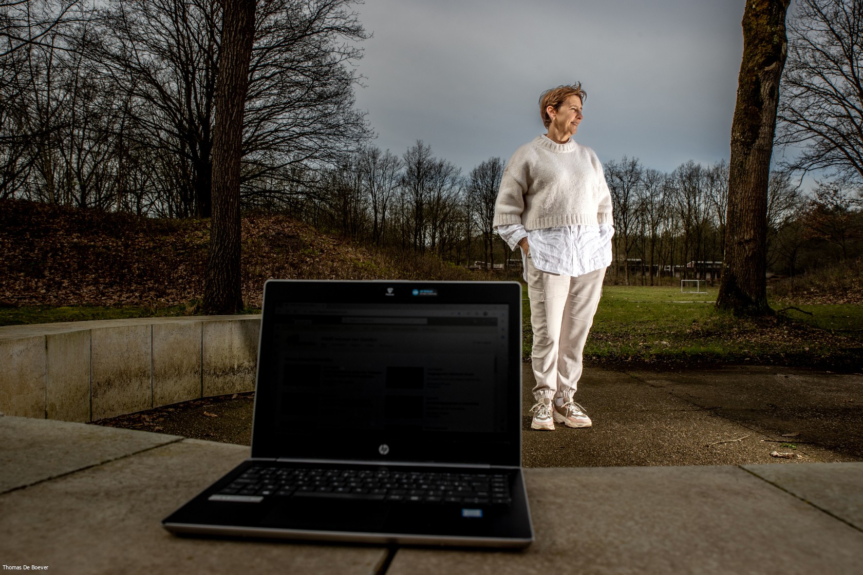 Els De Mey van Het Gielsbos staat voor een laptop in het bos.